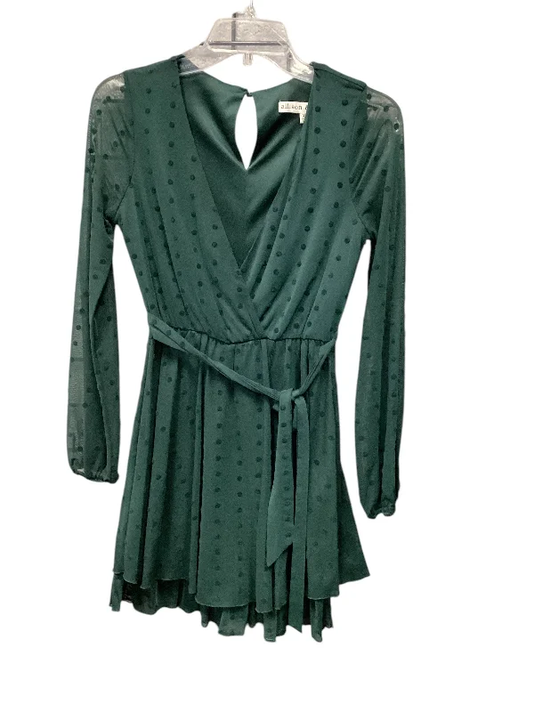 chic wrap dressDress Casual Short By Clothes Mentor In Green, Size: Xs